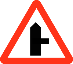 右側に脇道がある交差点の警告。