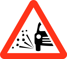 Warnung vor losen Steinschlägen auf der Fahrbahn.