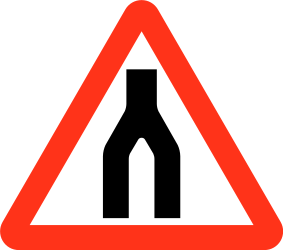 交差する2つの道路に対する警告。
