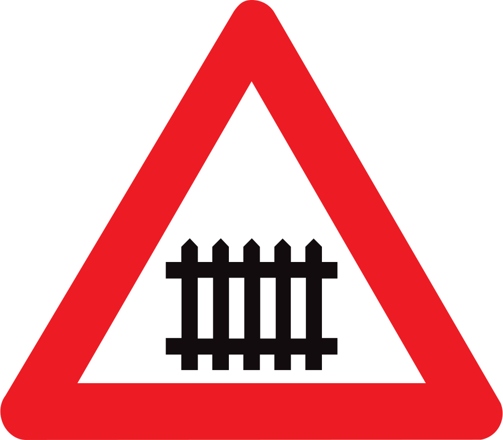 Warnung vor einem Bahnübergang mit Absperrungen.