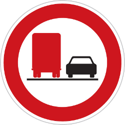 トラックの追い越しは禁止されています。
