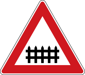 Advertencia por un cruce de ferrocarril con barreras.