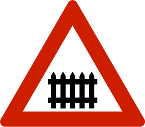 Warnung vor einem Bahnübergang mit Absperrungen.