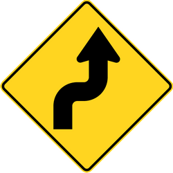 Предупреждение о крутых поворотах, сначала направо, затем налево.