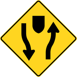 Advertencia por una carretera dividida.