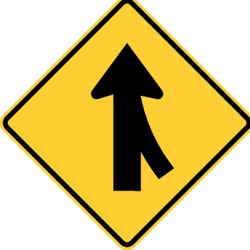 幹線道路と合流する脇道の警告。