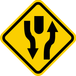 Advertencia por una carretera dividida.