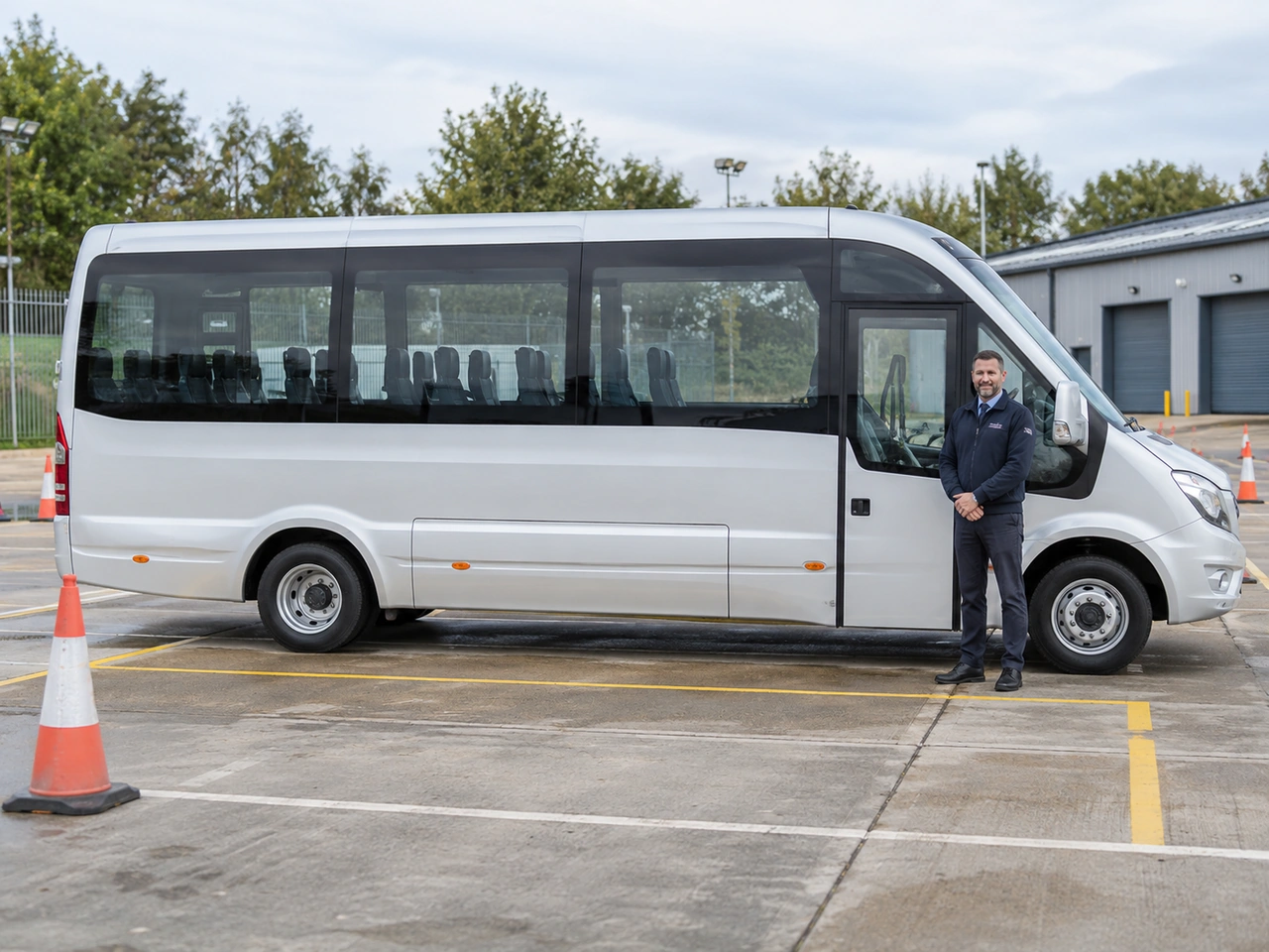 What is the minimum licence for an 8 m minibus designed for 16 passengers plus the driver?
