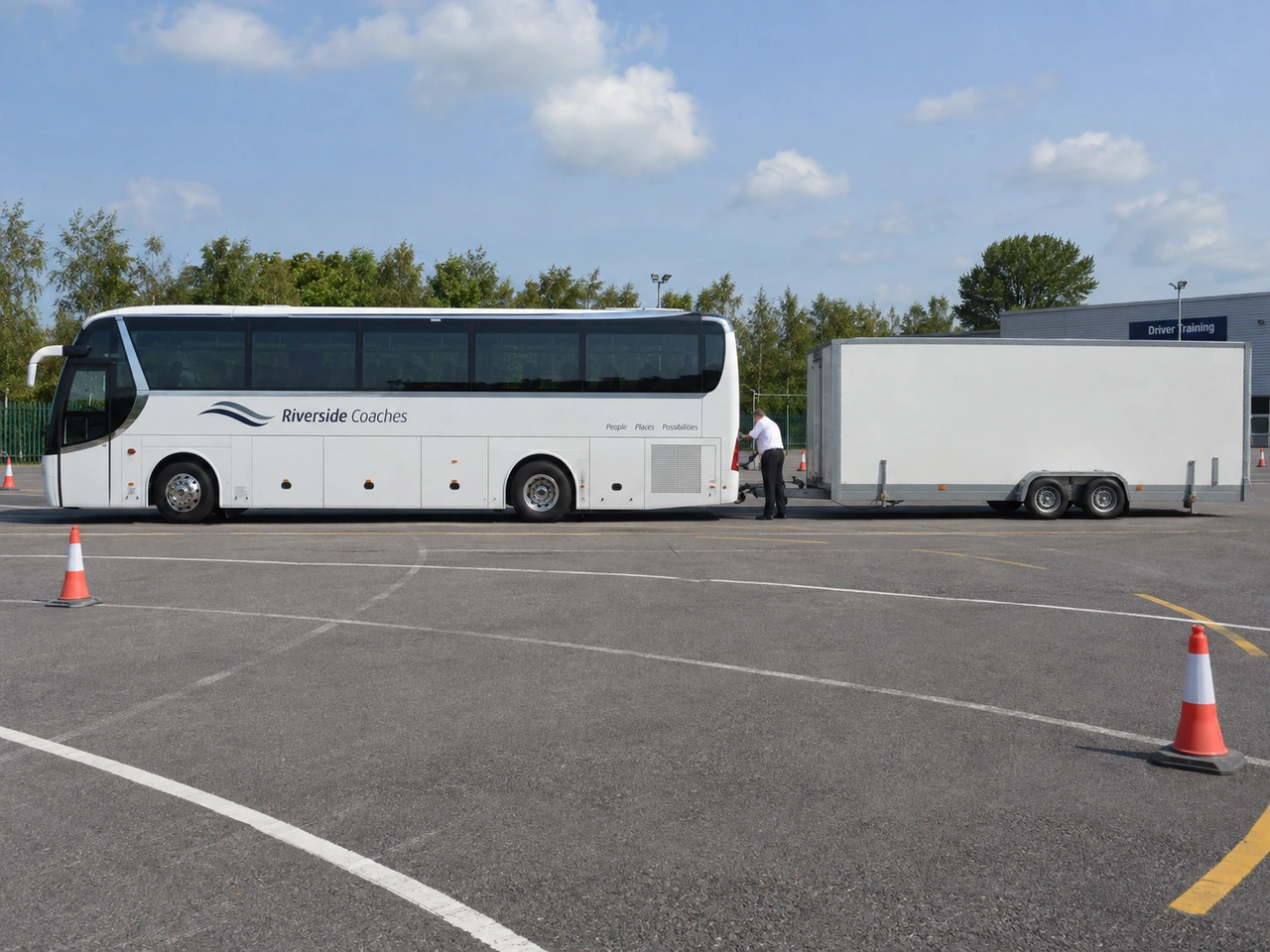 What is the minimum licence for a D bus towing a trailer over 750 kg?