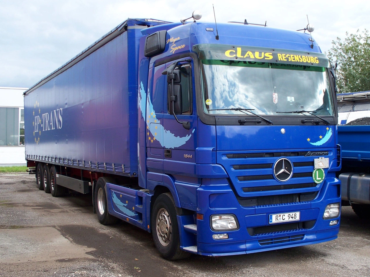 Semi-trailer truck