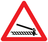 Waarschuwing voor een overweg met slagbomen.