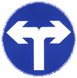 Obligation de tourner à gauche ou à droite.