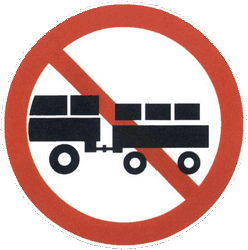 Vrachtwagens met aanhangwagen verboden.