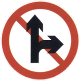 Tourner à droite ou aller tout droit interdit.