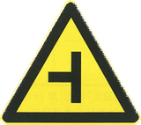 Attention : route latérale à gauche.