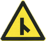 Attention : trafic convergent par la droite.