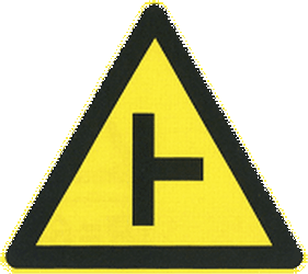 Attention : route latérale à droite.