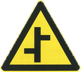 Attention, carrefour avec routes non opposées.