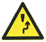 Attention à un obstacle, passez du côté droit.