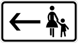 Trottoir links.