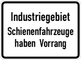 Industriegebied, voorrang verlenen aan spoorvoertuigen.