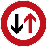 Wegversmalling, voorrang verlenen aan tegenliggers.