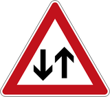 Waarschuwing voor een weg met tweerichtingsverkeer.