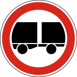 Vrachtwagens met aanhangwagen verboden.