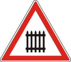 Waarschuwing voor een overweg met slagbomen.