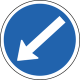 Obstakel links voorbijrijden.