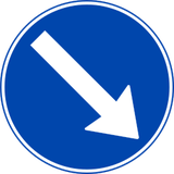 Obstakel rechts voorbijrijden.