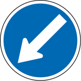Obstakel links voorbijrijden.