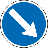 Obstakel rechts voorbijrijden.