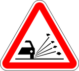 Avertissement pour gravillons sur la chaussée.