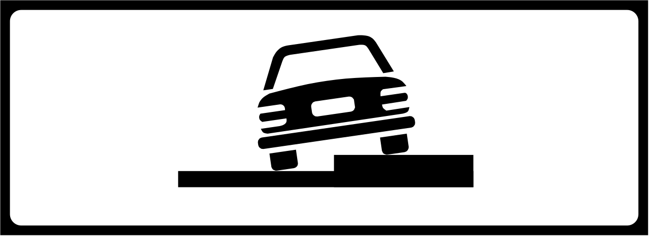 Параллельная парковка частично на тротуаре.
