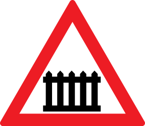Waarschuwing voor een overweg met slagbomen.