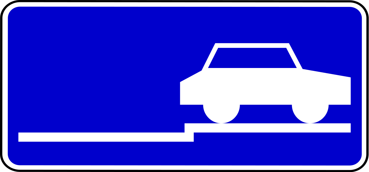 Senkrechtparken auf dem Gehweg.