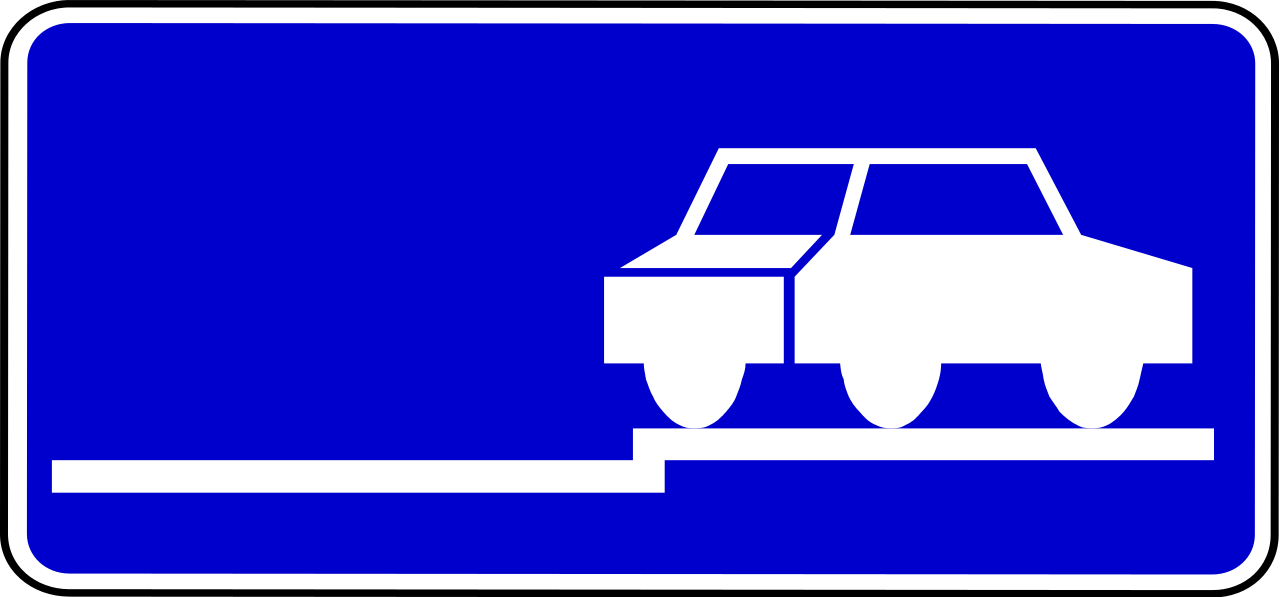 Schrägparken auf dem Gehweg.