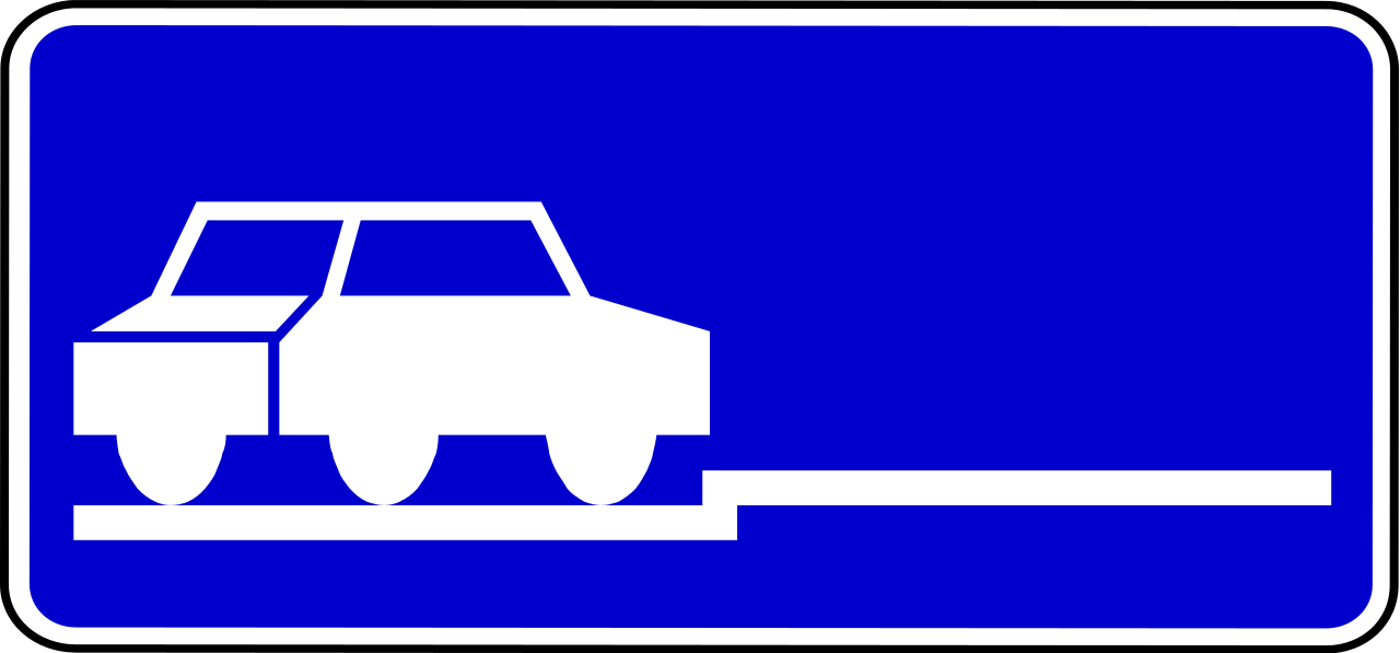 Schrägparken auf der Fahrbahn.
