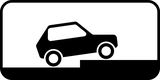 Estacionamento perpendicular parcialmente no passeio.