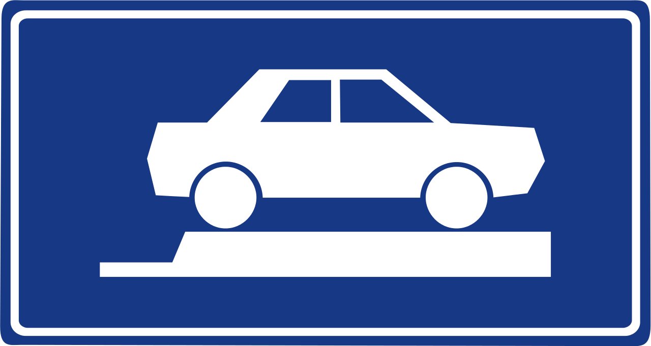 Перпендикулярная парковка на тротуаре.