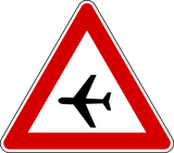 低空飛行の航空機に注意。